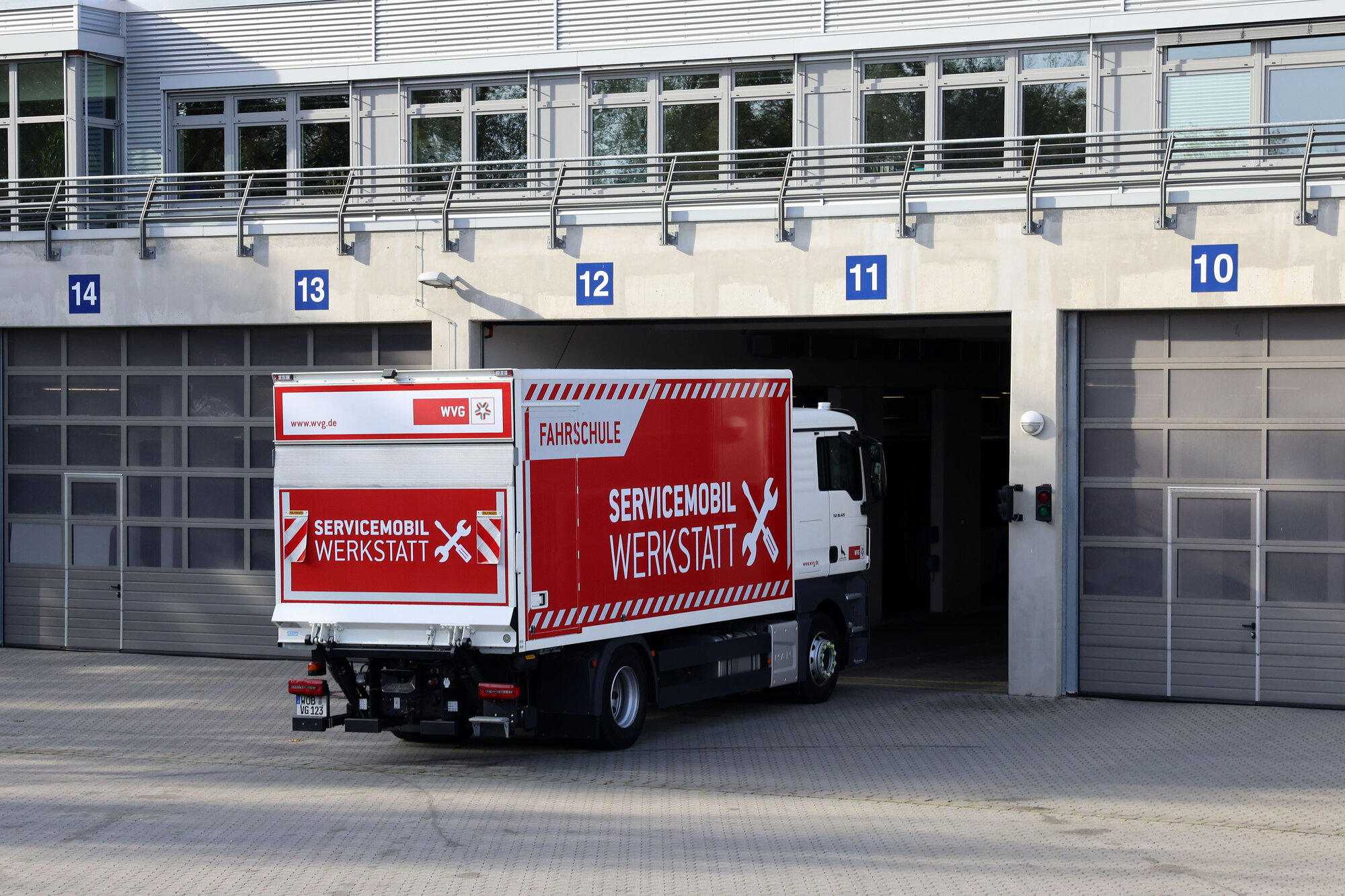 Fahrschul LKW fährt in die Werkstatt 