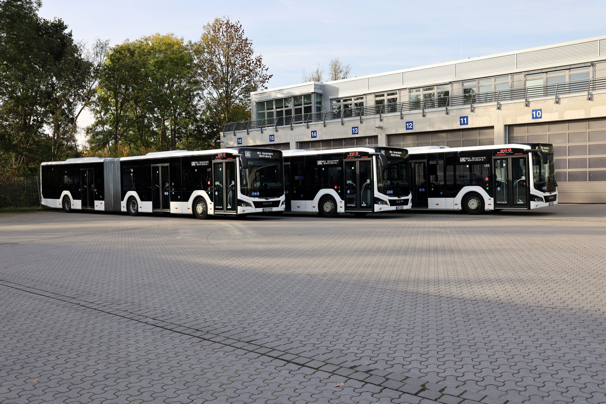 Drei Busse auf dem Betriebshof