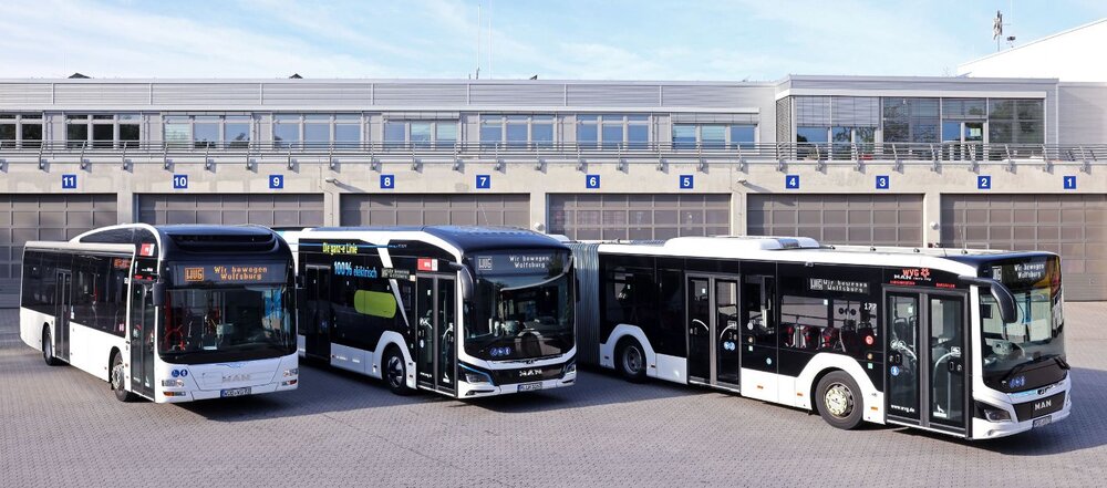 Drei WVG Busse stehen versetzt auf dem Betriebshof